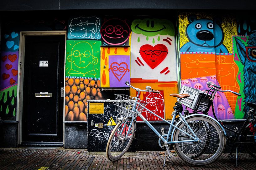 Fahrrad an einer farbigen Wand von Thomas van Gorkom