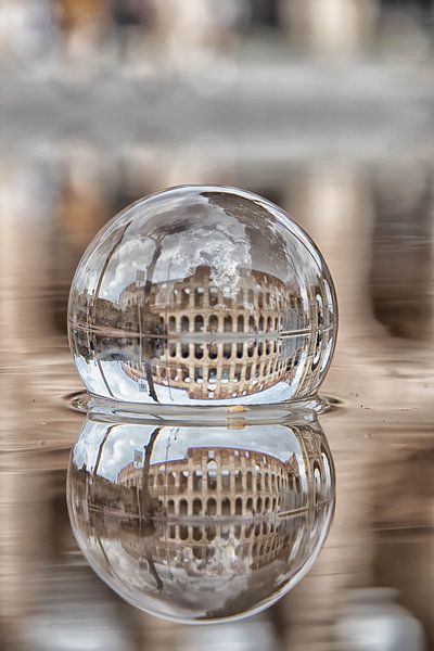 Le colisée de Rome à travers une boule de verre par hugo veldmeijer