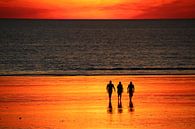 Mit Freunden bei Sonnenuntergang den Strand genießen von The Book of Wandering Miniaturansicht