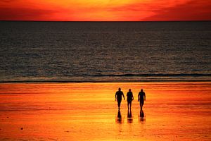 Profiter de la plage avec des amis au coucher du soleil