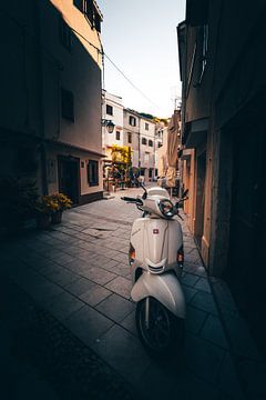 Une petite ruelle méditerranéenne, vieille ville de Baska Croatie sur Fotos by Jan Wehnert