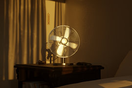 Elektrischer Retro Ventilator im Abendlicht von Besa Art