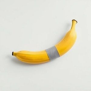 Die Banane mit Klebeband ist ein Komiker.