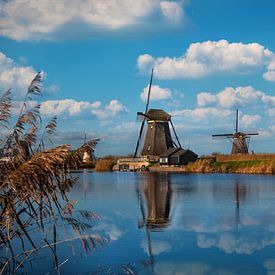 Molens van Kinderdijk op een mooie zonnige dag met witte wolken van Chihong