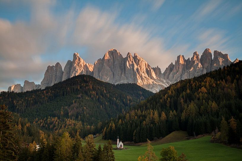 chapelle enchanteresse dans les Dolomites par Jiri Viehmann
