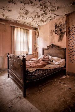 Oud bed in een verlaten huis