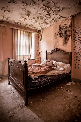 Oud bed in een verlaten huis