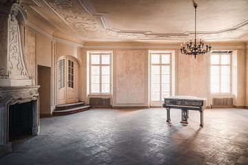 Verlaten Piano in het Licht. van Roman Robroek - Foto's van Verlaten Gebouwen