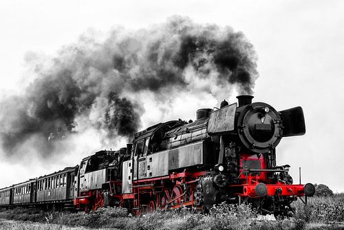 Stoomlocomotief rijdt op het platteland