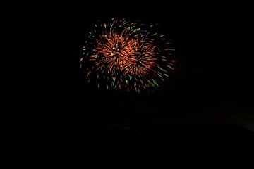 Zwei Feuerbälle aus explodierendem Feuerwerk in verschiedenen Farben von adventure-photos