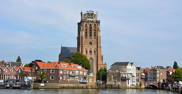 Ligne d'horizon de Dordrecht avec la Grande Église sur l'Oude Maas sur My Footprints