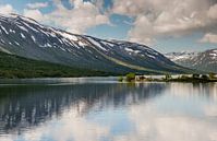 houten huis aan een fjord  van ChrisWillemsen thumbnail