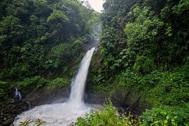 Kraft des Wassers – Catarata de la Paz in Costa Rica.