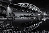 Die Arnheimer John-Frost-Brücke über den Rhein in schwarz-weiß von Dave Zuuring Miniaturansicht