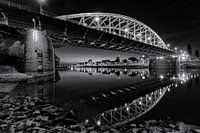 De Arnhemse John Frostbrug aan de Rijn in zwart en wit
