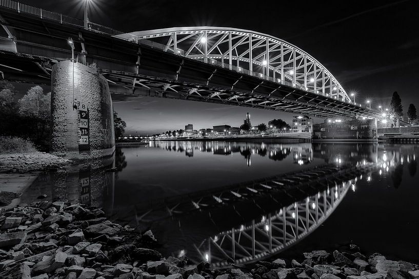 Le pont Arnhem John Frost sur le Rhin en noir et blanc par Dave Zuuring