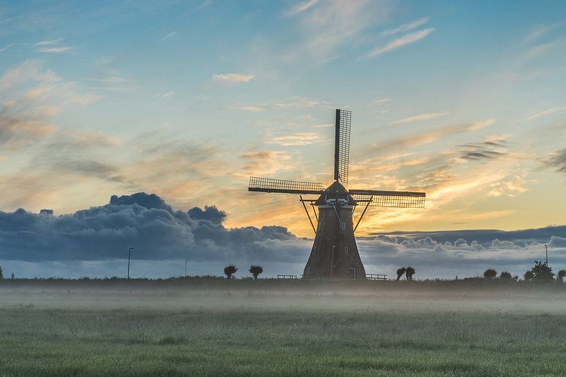 Bedrohliche Wolken über der Boezemmolen Nr. 6 von Rossum-Fotografie