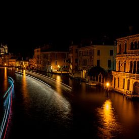 Varende bootjes tijdens een avond in Venetië
