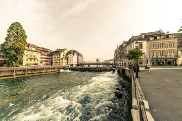 Het woelige water van de rivier de Reuss bij Luzern