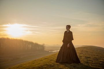 Fischerin auf dem Deich bei Wierum im Wattenmeer von anne droogsma