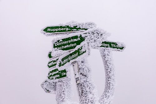 Korte winterwandeling door diepe sneeuw in het Thüringer Woud bij Oberhof - Thüringen - Duitsland