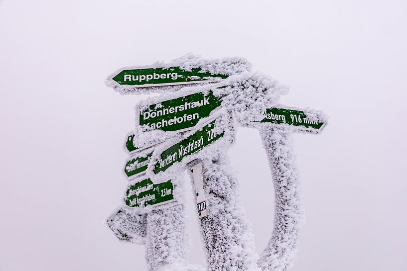 Petite randonnée hivernale dans la neige profonde de la forêt de Thuringe près d'Oberhof - Thuringe - Allemagne par Oliver Hlavaty