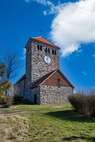 Die Kirche St. Michael auf einer Anhöhe bei Gerbstedt im Kreis Boesenburg von Andreas Völkel