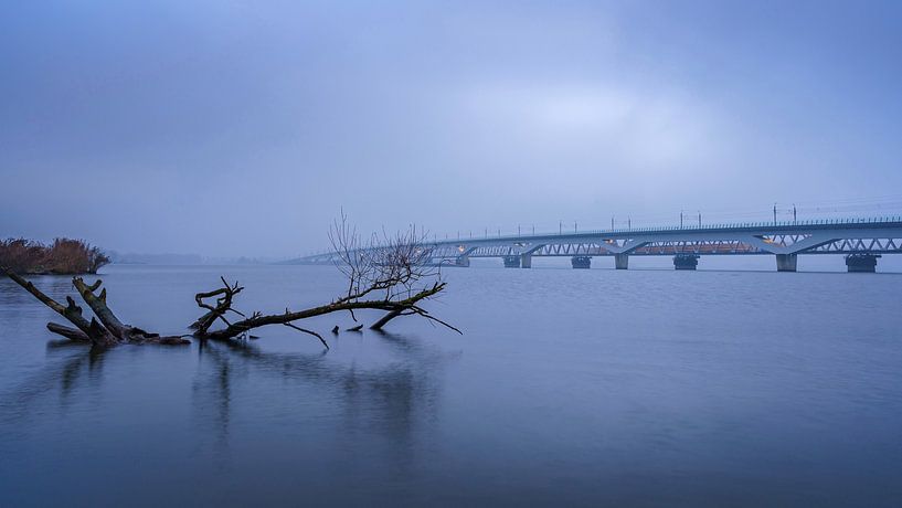 Mistig landschap Moerdijkbruggen van Eugene Winthagen
