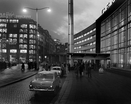 Stationsplein bij avond Rotterdam December 1963