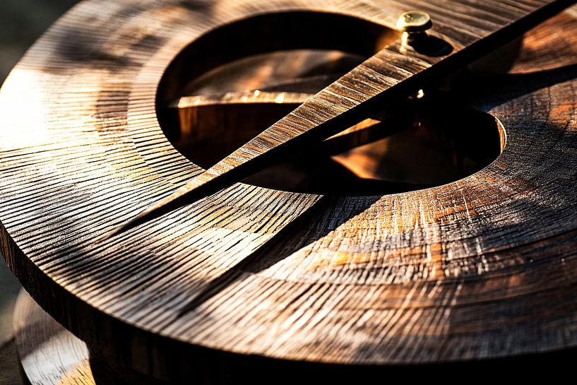 Abstract houten zonnewijzerdesign van Art & Soul Creations