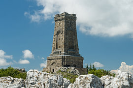 Historischer Steinturm auf einem Berggipfel von Milcho Milev