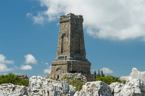Historische stenen monumentale toren op een bergtop