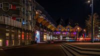 Bunte Würfelhäuser in Rotterdam, Niederlande, am Abend. von Bart Ros Miniaturansicht