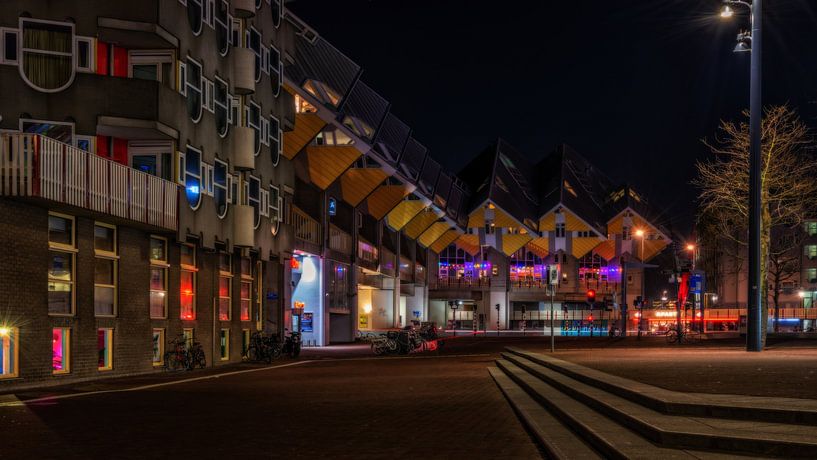 Bunte Würfelhäuser in Rotterdam, Niederlande, am Abend. von Bart Ros