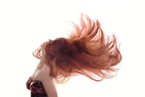 Vrouw met Vurig Rood Haar - Elegant en Zelfverzekerde Portret Fotografie