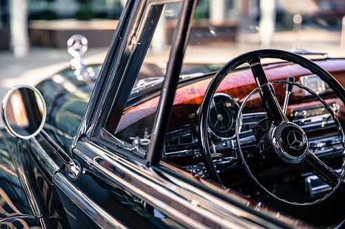 Intérieur Mercedes vintage avec volant et ornement de capot