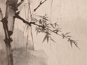 Zen-Kunst. Minimalistisches Stillleben mit Bambuszweig in neutralen Farbtönen