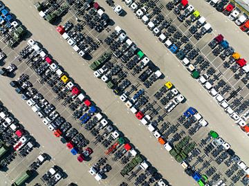 Vrachtwagens in een rij op een parkeerplaats van bovenaf gezien