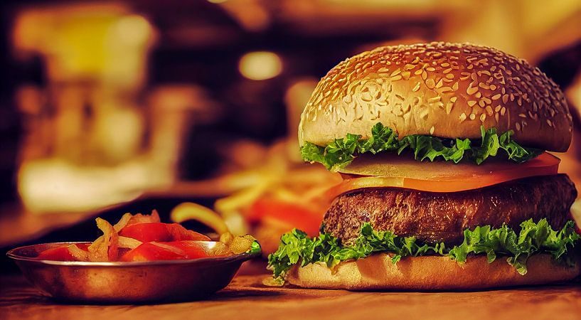Hamburgers de restauration rapide sur une table par Animaflora PicsStock
