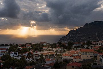 Lichtshow voor de kust van Madeira bij Funchal van Jens Sessler