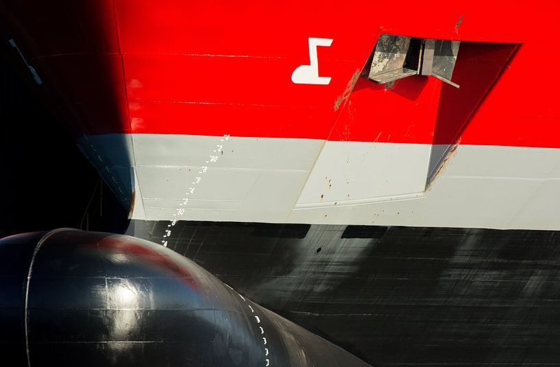 Bug eines Schiffes in Farbexplosion. von scheepskijkerhavenfotografie