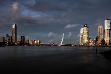 Rotterdam skyline - blauwe uur van Wouter Degen