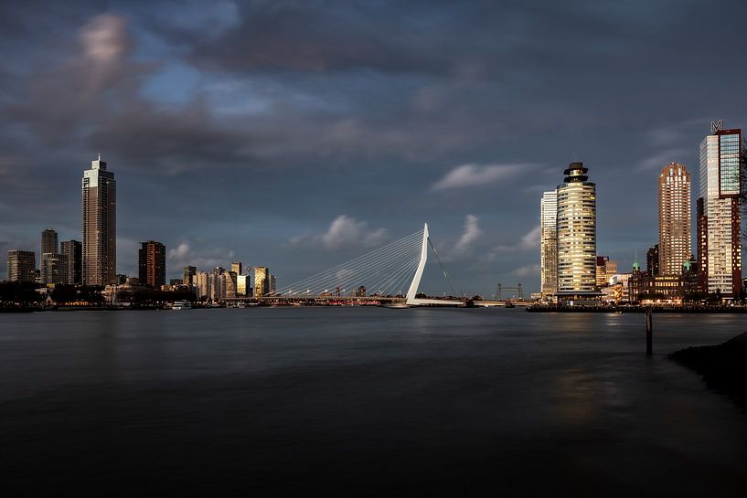 Ligne d'horizon de Rotterdam - heure bleue par Wouter Degen