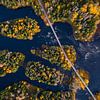 Eilandjes van herfstbomen in Zweden van Martijn Smeets