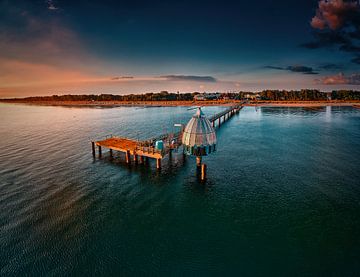 Seebrücke Zingst mit Tauchgondel am frühen Morgen von Stefan Dinse
