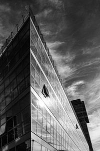 Fassade Bürogebäude im Medienhafen Düsseldorf in schwarz-weiss