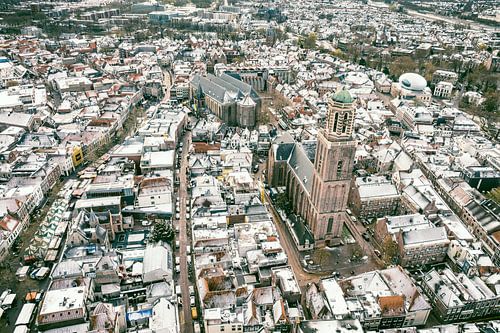 Peperbus kerktoren koude ochtend drone view in de stad Zwolle