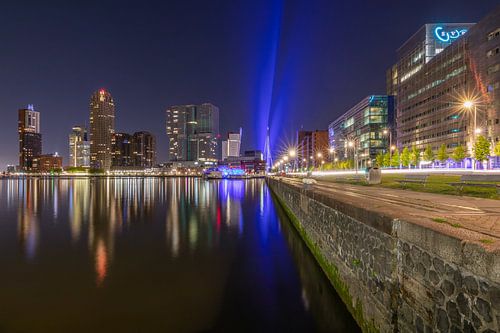 De Rijnhaven in Rotterdam met een blauw gekleurde Erasmusbrug