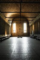 Symmetrisch zonlicht : een gedeeltelijke warm belichte zaal in Abbaye du Mont Saint-Michel
