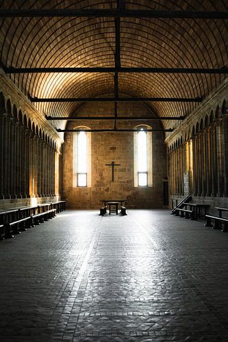 Symmetrisches Sonnenlicht: ein teilweise warm beleuchteter Raum in der Abbaye du Mont Saint-Michel